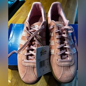 adidas Bermuda 'Glow Pink' GY7386
MENS / UK7 / US7.5 / EU40.67 / CM25.5